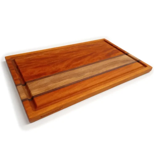 C04-1 Angled view of handcrafted edge-grain cutting board with oak and walnut accent stripes, juice groove, and Hunarmand786 logo engraved on the side.